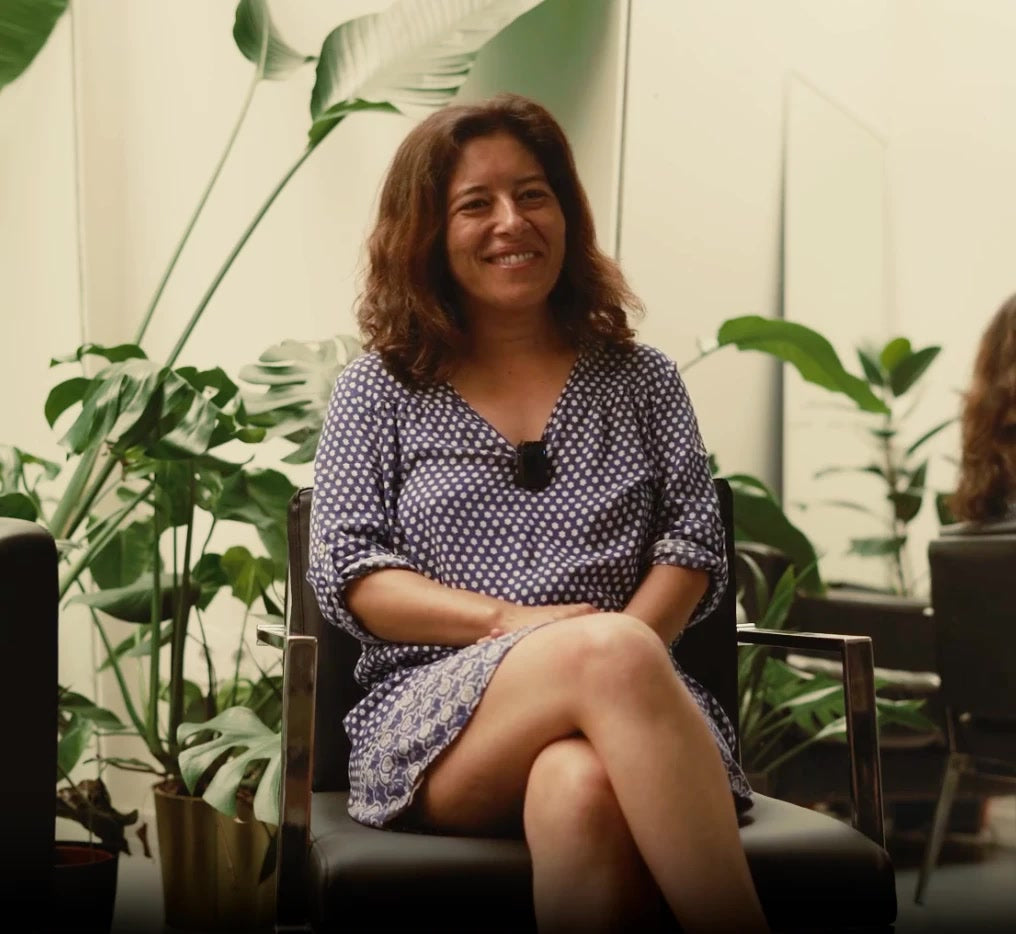 Adriana Mano, fundadora da Zouri, sentada a sorrir durante a entrevista do filme da equipa