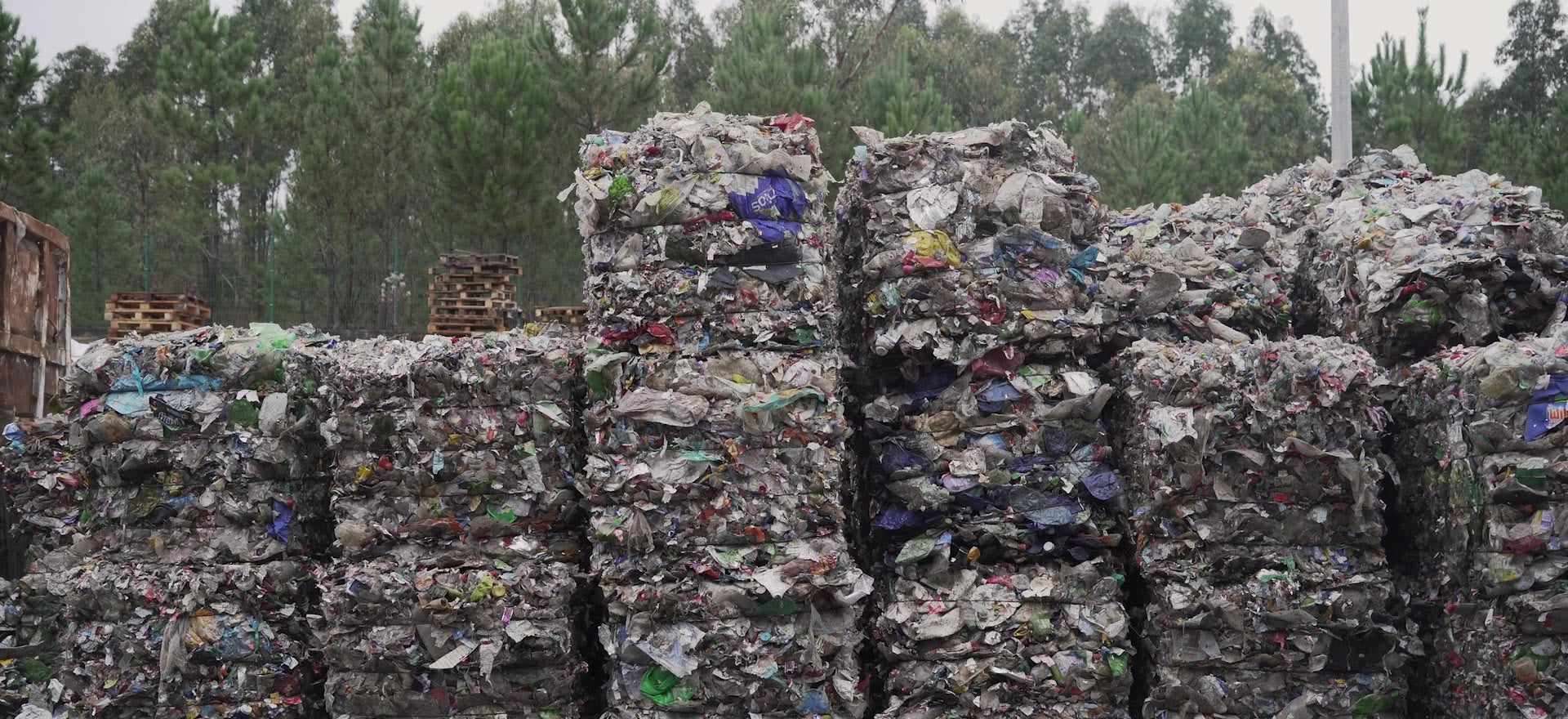 Fardos de garrafas de plástico recolhidas