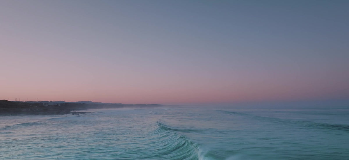 Mar ao entardecer na costa portuguesa