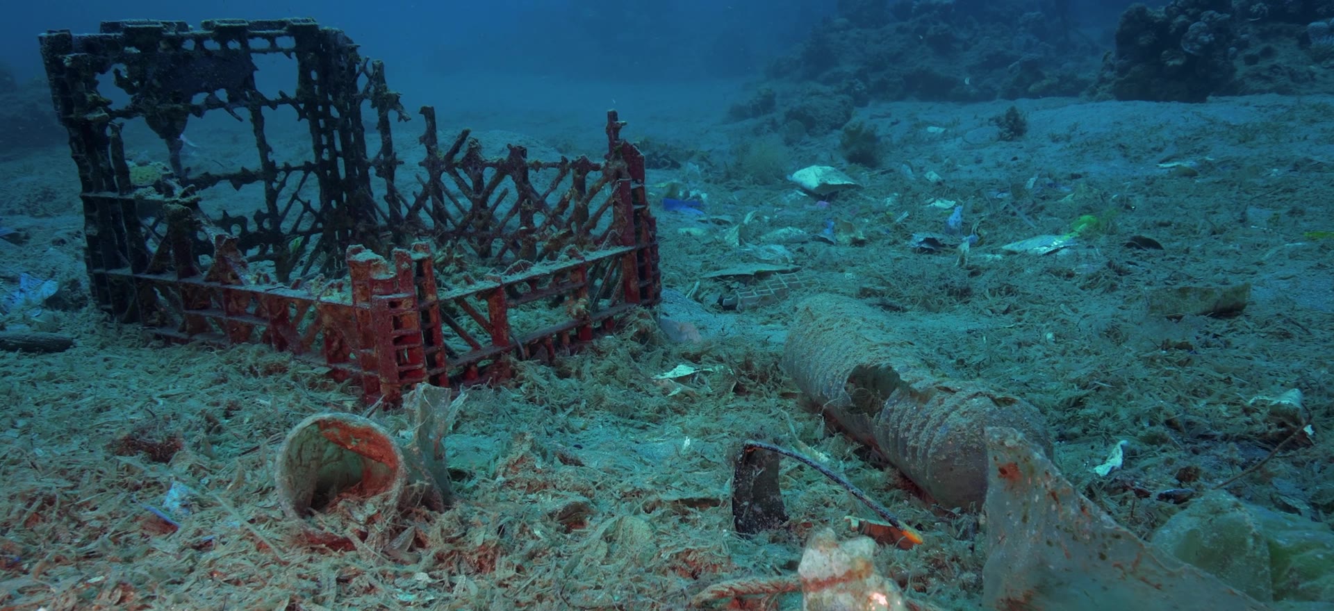 Plástico e redes abandonadas no fundo do mar